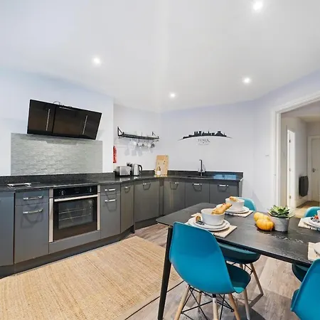 Modern York Apartment Walk To City Centre & Station Free Parking York