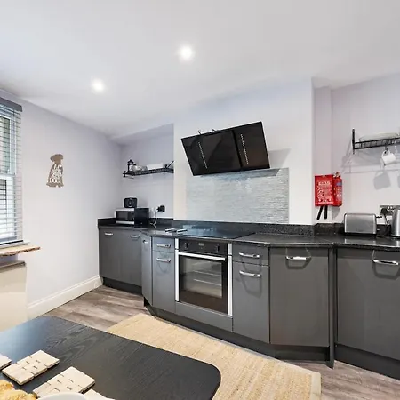 Modern York Apartment Walk To City Centre & Station Free Parking *
