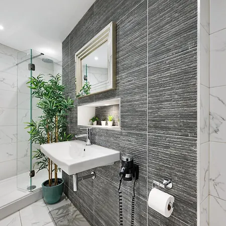 Modern York Apartment Walk To City Centre & Station Free Parking York